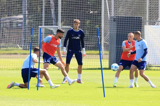 DEU, DFL, 2. FBL Hertha BSC, Training, 20.08.2024, Sportforum, Berlin, DEU, DFL, 2. FBL Hertha BSC, Training, im Bild Hertha-Spielerkreis, Palko Dardai (Hertha BSC Berlin 20), Michael Cuisance (Hertha BSC Berlin 27), Andreas Bouchalakis (Hertha BSC Berlin 5), Tim Goller (Hertha BSC Berlin 43) DFL - regulations prohibit any use of Photographs as image sequences and or quasi-video Foto: Juergen Engler nordphoto GmbH