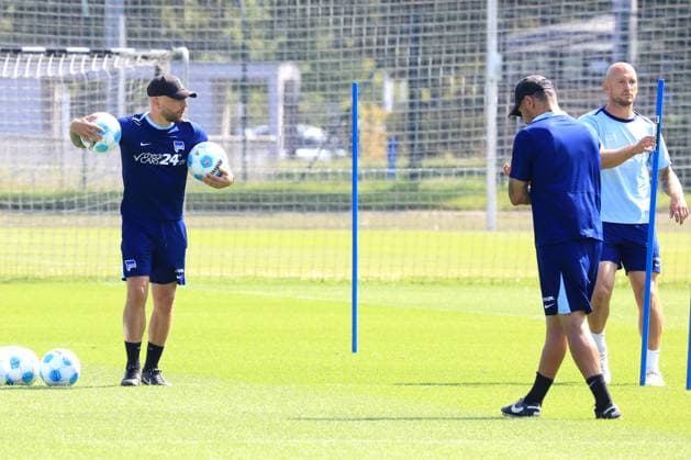 DEU, DFL, 2. FBL Hertha BSC, Training, 20.08.2024, Sportforum, Berlin, DEU, DFL, 2. FBL Hertha BSC, Training, im Bild Co-Trainer Patrick Ebert (Hertha BSC Berlin), Cheftrainer Cristian Fiel (Hertha BSC Berlin), Toni Leistner (Hertha BSC Berlin 37) DFL - regulations prohibit any use of Photographs as image sequences and or quasi-video Foto: Juergen Engler nordphoto GmbH