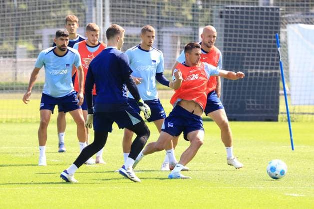 DEU, DFL, 2. FBL Hertha BSC, Training, 20.08.2024, Sportforum, Berlin, DEU, DFL, 2. FBL Hertha BSC, Training, im Bild Hertha-Spielerkreis, Tjark Ernst (Hertha BSC Berlin 1), Smail Prevljak (Hertha BSC Berlin 9), Toni Leistner (Hertha BSC Berlin 37), Marton Dardai (Hertha BSC Berlin 31), Andreas Bouchalakis (Hertha BSC Berlin 5) DFL - regulations prohibit any use of Photographs as image sequences and or quasi-video Foto: Juergen Engler nordphoto GmbH