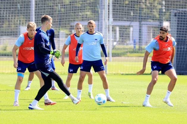 DEU, DFL, 2. FBL Hertha BSC, Training, 20.08.2024, Sportforum, Berlin, DEU, DFL, 2. FBL Hertha BSC, Training, im Bild Tjark Ernst (Hertha BSC Berlin 1), Palko Dardai (Hertha BSC Berlin 20), Michael Cuisance (Hertha BSC Berlin 27), Andreas Bouchalakis (Hertha BSC Berlin 5) DFL - regulations prohibit any use of Photographs as image sequences and or quasi-video Foto: Juergen Engler nordphoto GmbH