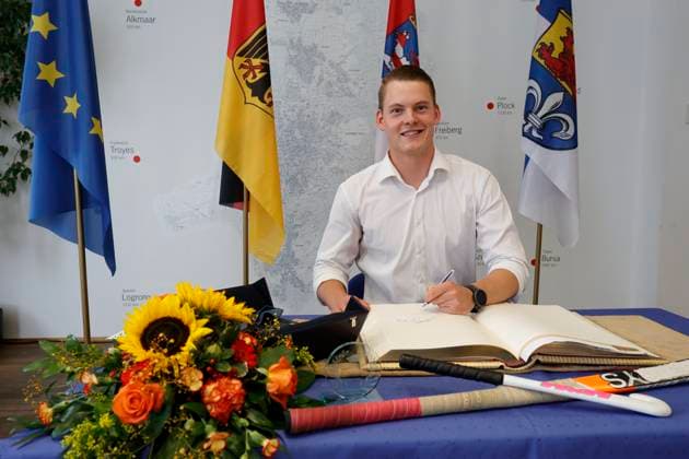 Sport Themen der Woche KW34 Sport Bilder des Tages 20.08.2024 Zweiter Eintrag ins Goldene Buch der Stadt Darmstadt für Hockey-Torwart JEAN-PAUL DANNEBERG. Anlaß ist die Olympische Silbermedaille mit der Deutschen Nationalmannschaft in Paris nach dem WM-Titel im Vorjahr Darmstadt Hessen Deutschland *** 20 08 2024 Second entry in the Golden Book of the City of Darmstadt for field hockey goalkeeper JEAN PAUL DANNEBERG The occasion is the Olympic silver medal with the German national team in Paris after the World Cup title in the previous year Darmstadt Hesse Germany