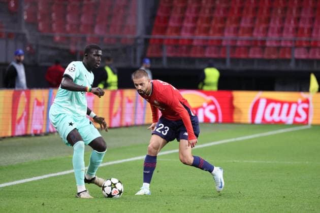El Hadji Malick DIOUF (Slavia Prague) et Edon ZHEGROVA (LOSC Lille) lors du match LOSC Lille vs Slavia Prague, Barrages Ligue des Champions, stade du Hainaut Valenciennes, le 20 août 2024 - photo Laurent Sanson Panoramic FOOTBALL : LOSC Lille vs Slavia Prague - Play-offs Barrages Ligue des Champions 20 08 2024 LaurentSanson Panoramic 