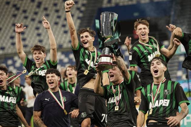 Sport Themen der Woche KW34 Sport Bilder des Tages Sassuolo team celevrates the visctory with the trophy after the final of Supercoppa Primavera soccer match between Sassuolo U20 and Fiorentina U20 at the Citt& xe0; del Tricolore Stadium in Reggio Emilia, north Italy - Tuesday, August 20, 2024. - Soccer .  Copyright: xMarcoxAlpozzi LaPressex