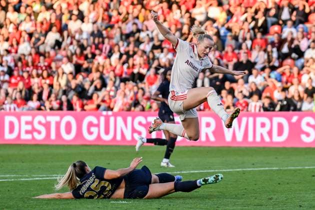 Sport Themen der Woche KW34 Sport Bilder des Tages Frauenfußball - Zweikampf zwischen CALLIGARIS Viola und SCHÜLLER Lea bei dem Testspiel zur Vorbereitung auf den Supercup Frauenfußball des FC Bayern München gegen Juventus Turin am 20.08.2024, Deutschland, Bayern Unterhaching Uhlsport Park Bayern Deutschland *** Womens soccer duel between CALLIGARIS Viola and SCHÜLLER Lea during the test match in preparation for the Supercup womens soccer of FC Bayern Munich against Juventus Turin on 20 08 2024, Germany, Bayern Unterhaching Uhlsport Park Bayern Germany