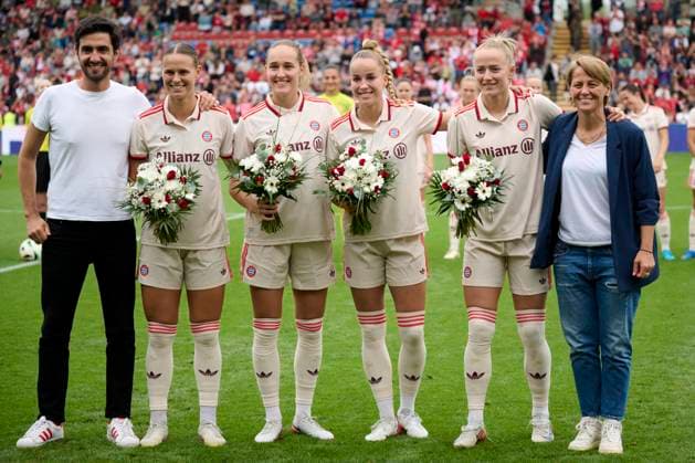 Sport Themen der Woche KW34 Sport Bilder des Tages 2024 25 BL Frauen FC Bayern München Frauen vs Juventus Turin, Freundschaftsspiel, Saison 2024 2025,, FC Bayern München Frauen vs Juventus Turin, 2024-08-20, Uhlsport Park Unterhaching Ehrung Olympia Teilnehmer FC Bayern München BÜHL Klara (FC Bayern München 17), LOHMANN Sydney (FC Bayern München 12), LEHMANN Alisha (Juventus Turin 07), SCHÜLLER Lea (FC Bayern München 11), sportworld Unterhaching Uhlsport Park Bayern Deutschland *** 2024 25 BL Women FC Bayern Munich Women vs Juventus Turin, Friendly match, Season 2024 2025,, FC Bayern Munich Women vs Juventus Turin, 2024 08 20, Uhlsport Park Unterhaching Honoring Olympic participants FC Bayern Munich BÜHL Klara FC Bayern Munich 17 , LOHMANN Sydney FC Bayern Munich 12 , LEHMANN Alisha Juventus Turin 07 , SCHÜLLER Lea FC Bayern Munich 11 , sportworld Unterhaching Uhlsport Park Bayern Germany
