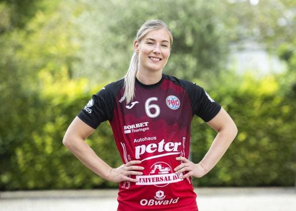 Handball, Frauen, Thüringer HC Porträttermin 2024 2025 HANDBALL 1.BL FRAUEN THC - MANNSCHAFTSFOTO SAISON 2024-2025 ** NUR FÜR REDAKTIONELLE ZWECKE ** EDITORIAL USE ONLY **<p>20 08 2024-Bad Langensalza : Handball Frauen 1. Bundesliga Frauen Saison 2024-2025 Thüringer HC - Mannschaftsfoto vor dem Friederikenschlößchen im Foto: Nathalie Hendrikse 6 (Thüringer HC) ( Deutschland Thueringen Bad Langensalza Copyright: SaschaxFromm