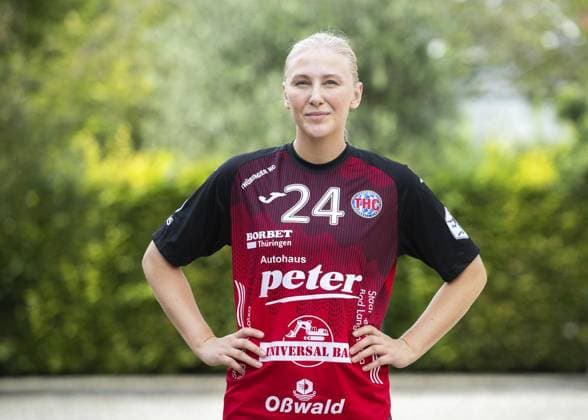 Handball, Frauen, Thüringer HC Porträttermin 2024 2025 HANDBALL 1.BL FRAUEN THC - MANNSCHAFTSFOTO SAISON 2024-2025 ** NUR FÜR REDAKTIONELLE ZWECKE ** EDITORIAL USE ONLY **<p>20 08 2024-Bad Langensalza : Handball Frauen 1. Bundesliga Frauen Saison 2024-2025 Thüringer HC - Mannschaftsfoto vor dem Friederikenschlößchen im Foto: Anika Niederwieser 14 (Thüringer HC) ( Deutschland Thueringen Bad Langensalza Copyright: SaschaxFromm