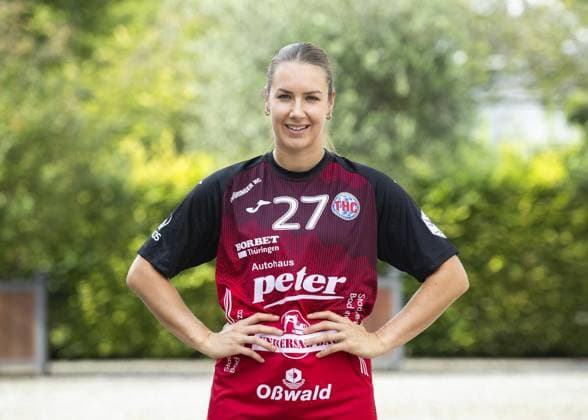 Handball, Frauen, Thüringer HC Porträttermin 2024 2025 HANDBALL 1.BL FRAUEN THC - MANNSCHAFTSFOTO SAISON 2024-2025 ** NUR FÜR REDAKTIONELLE ZWECKE ** EDITORIAL USE ONLY **<p>20 08 2024-Bad Langensalza : Handball Frauen 1. Bundesliga Frauen Saison 2024-2025 Thüringer HC - Mannschaftsfoto vor dem Friederikenschlößchen im Foto: Kerstin Kündig 27 (Thüringer HC) ( Deutschland Thueringen Bad Langensalza Copyright: SaschaxFromm