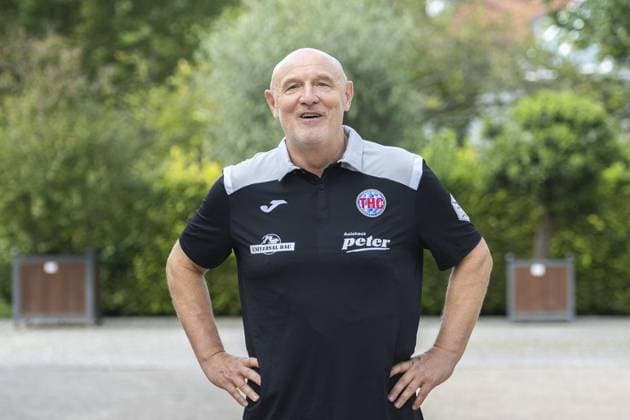 Handball, Frauen, Thüringer HC Porträttermin 2024 2025 HANDBALL 1.BL FRAUEN THC - MANNSCHAFTSFOTO SAISON 2024-2025 ** NUR FÜR REDAKTIONELLE ZWECKE ** EDITORIAL USE ONLY **<p>20 08 2024-Bad Langensalza : Handball Frauen 1. Bundesliga Frauen Saison 2024-2025 Thüringer HC - Mannschaftsfoto vor dem Friederikenschlößchen im Foto: Trainer Herbert Mueller (Thüringer HC) ( Deutschland Thueringen Bad Langensalza Copyright: SaschaxFromm