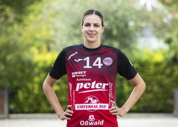 Handball, Frauen, Thüringer HC Porträttermin 2024 2025 HANDBALL 1.BL FRAUEN THC - MANNSCHAFTSFOTO SAISON 2024-2025 ** NUR FÜR REDAKTIONELLE ZWECKE ** EDITORIAL USE ONLY **<p>20 08 2024-Bad Langensalza : Handball Frauen 1. Bundesliga Frauen Saison 2024-2025 Thüringer HC - Mannschaftsfoto vor dem Friederikenschlößchen im Foto: Anika Niederwieser 14 (Thüringer HC) ( Deutschland Thueringen Bad Langensalza Copyright: SaschaxFromm