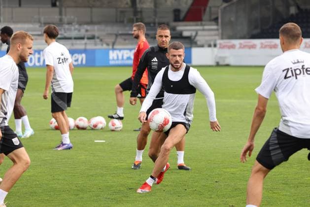 SOCCER - UEFA EL, LASK vs Bukarest LINZ,AUSTRIA,21.AUG.24 - SOCCER - UEFA Europa League, qualification, Linzer ASK vs FCSB Bukarest, preview, training LASK. Image shows Valon Berisha and Branko Jovicic (LASK).  GEPAxpictures xMathiasxMandl