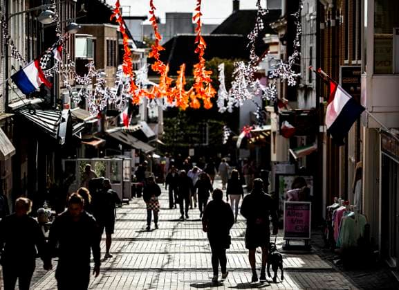 ZANDVOORT - Decorations in the center of Zandvoort in the run-up to the Dutch Grand Prix. The Formula 1 circus is once again descending on the Dutch seaside resort. ANP REMKO DE WAAL xVIxANPxSportx xxANPxIVx 506434876 originalFilename: 506434876.jpg