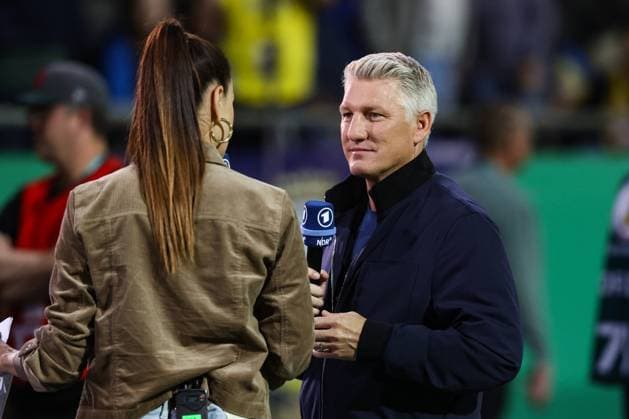 ARD Experte Bastian Schweinsteiger mit Sportmoderatorin Esther Sedlaczek - 1. Hauptrunde DFB Pokal Saison 2024-2025 Eintracht Braunschweig vs. Eintracht Frankfurt im Eintracht Stadion in Braunschweig - Fußball,Mann,Frau,Deutschland,19.08.2024 *** ARD expert Bastian Schweinsteiger with sports presenter Esther Sedlaczek 1 main round DFB Cup season 2024 2025 Eintracht Braunschweig vs Eintracht Frankfurt at Eintracht Stadium in Braunschweig Football,Man,Woman,Germany,19 08 2024