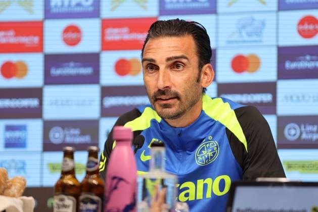 SOCCER - UEFA EL, LASK vs Bukarest LINZ,AUSTRIA,21.AUG.24 - SOCCER - UEFA Europa League, qualification, Linzer ASK vs FCSB Bukarest, preview, press conference, PK, Pressekonferenz Bukarest. Image shows head coach Ilias Charalampous (Bukarest).  GEPAxpictures xMathiasxMandl