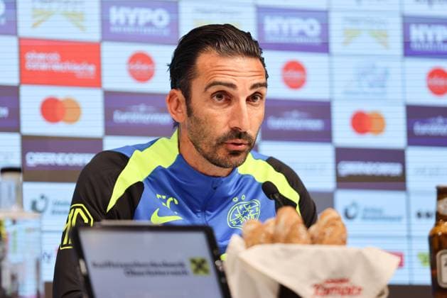 SOCCER - UEFA EL, LASK vs Bukarest LINZ,AUSTRIA,21.AUG.24 - SOCCER - UEFA Europa League, qualification, Linzer ASK vs FCSB Bukarest, preview, press conference, PK, Pressekonferenz Bukarest. Image shows head coach Ilias Charalampous (Bukarest).  GEPAxpictures xMathiasxMandl