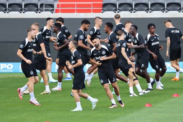 SOCCER - UEFA EL, LASK vs Bukarest LINZ,AUSTRIA,21.AUG.24 - SOCCER - UEFA Europa League, qualification, Linzer ASK vs FCSB Bukarest, preview, training Bukarest. Image shows the team of Bukarest.  GEPAxpictures xMathiasxMandl