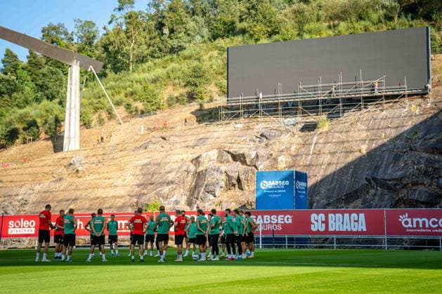 SOCCER - UEFA EL, Braga vs Rapid BRAGA,PORTUGAL,21.AUG.24 - SOCCER - UEFA Europa League, qualification, SC Braga vs SK Rapid Wien, preview, training. Image shows the players of SK Rapid Wien in front of the stone wall at Estadio Municipal Braga.  GEPAxpictures xKevinxHackner