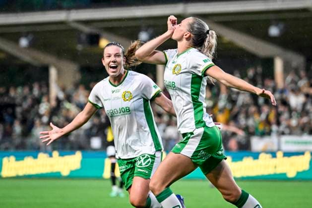 Sport Themen der Woche KW34 Sport Bilder des Tages STOCKHOLM, SVERIGE 20240821 Hamamrbys Ellen Wangerheim (th) jublar med Jonna Andersson efter att ha gjort 1-0 under onsdagens fotbollsmatch i damallsvenskan mellan Hammarby IF och BK Häcken FF pa Hammarby IP. STOCKHOLM SVERIGE x10060x *** STOCKHOLM, SWEDEN 20240821 Hamamrbys Ellen Wangerheim th cheers with Jonna Andersson after scoring 1-0 during Wednesdays womens league soccer match between Hammarby IF and BK Häcken FF at Hammarby IP STOCKHOLM SWEDEN x10060x  Copyright: xHenrikxMontgomery TTx DAMALLSVENSKAN HAMMARBY-HÄCKEN