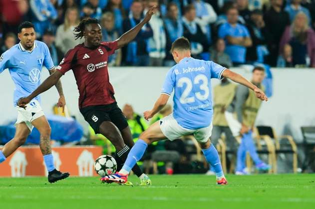 MALMÖ, SVERIGE 20240821 Spartas 7 Victor Olatunji och Malmös 23 Lasse Berg Johnsen under onsdagens kval till Champions League, playoff match 1 av 2, mellan Malmö FF och AC Sparta Prag pa Nya Malmö Stadion. MALMÖ SVERIGE x10600x