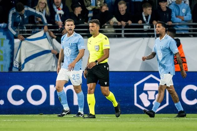 240821 Gabriel Busanello of Malmö FF and referee Jesus Gil Manzano during the UEFA Champions League football match between Malmö FF and Sparta Prag on August 21, 2024 in Malmö. Photo: Christoffer Borg Mattisson BILDBYRAN COP 261 CO0456 fotboll football soccer fotball champions league malmö ff sparta prag bbeng play-off Copyright: CHRISTOFFERxBORGxMATTISSON BB240821CB023