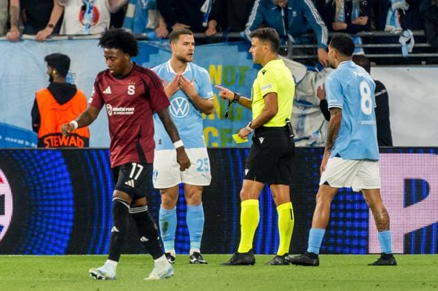240821 Gabriel Busanello of Malmö FF receives a yellow card from referee Jesus Gil Manzano during the UEFA Champions League football match between Malmö FF and Sparta Prag on August 21, 2024 in Malmö. Photo: Christian Örnberg BILDBYRAN COP 166 CO0456 fotboll football soccer fotball champions league malmö ff sparta prag bbeng play-off bbauto jubel Copyright: CHRISTIANxÖRNBERG BB240821CO036