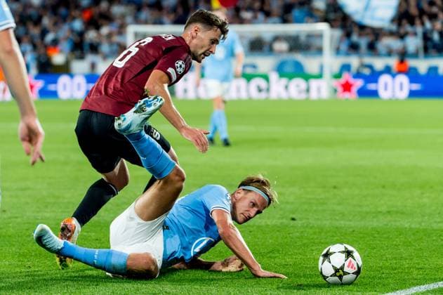 240821 Erik Botheim of Malmö FF and Kaan Kairinen of Sparta Prag during the UEFA Champions League football match between Malmö FF and Sparta Prag on August 21, 2024 in Malmö. Photo: Christian Örnberg BILDBYRAN COP 166 CO0456 fotboll football soccer fotball champions league malmö ff sparta prag bbeng play-off bbauto Copyright: CHRISTIANxÖRNBERG BB240821CO043