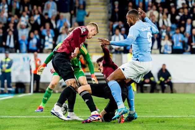 240821 Filip Panak and Martin Vitik of Sparta Prag against Isaac Kiese Thelin of Malmö FF during the UEFA Champions League football match between Malmö FF and Sparta Prag on August 21, 2024 in Malmö. Photo: Christian Örnberg BILDBYRAN COP 166 CO0456 fotboll football soccer fotball champions league malmö ff sparta prag bbeng play-off bbauto Copyright: CHRISTIANxÖRNBERG BB240821CO046