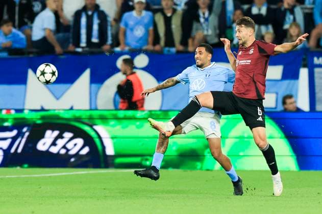 MALMÖ, SVERIGE 20240821 Malmös 8 Sergio Pena och Spartas 6 Kaan Kairinen under onsdagens kval till Champions League, playoff match 1 av 2, mellan Malmö FF och AC Sparta Prag pa Nya Malmö Stadion. MALMÖ SVERIGE x10600x
