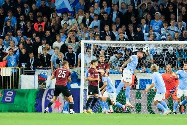 MALMÖ, SVERIGE 20240821 Malmös 18 Pontus Jansson nickar fran hörna under onsdagens kval till Champions League, playoff match 1 av 2, mellan Malmö FF och AC Sparta Prag pa Nya Malmö Stadion. MALMÖ SVERIGE x10600x