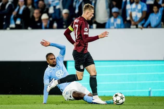 240821 Isaac Kiese Thelin of Malmö FF and Filip Panak of Sparta Prag during the UEFA Champions League football match between Malmö FF and Sparta Prag on August 21, 2024 in Malmö. Photo: Christoffer Borg Mattisson BILDBYRAN COP 261 CO0456 fotboll football soccer fotball champions league malmö ff sparta prag bbeng play-off Copyright: CHRISTOFFERxBORGxMATTISSON BB240821CB028