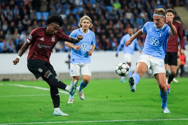 MALMÖ, SWEDEN 20240821 Sparta s 17 Angelo Preciado and Malmö s 20 Erik Botheim in action during the Champions League playoff first leg soccer match between Malmo FF and AC Sparta Praha at Malmo New Stadium, in Malmo, Sweden, on Aug. 21, 2024. MALMÖ SWEDEN x10600x