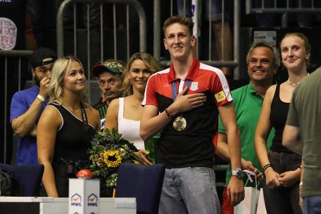 Sport Themen der Woche KW34 Sport Bilder des Tages Lukas Märtens schaut sich mit seiner Schwester Leonie (r.) das Spiel an, und wird in der Halbzeitpause geehrt. - Handball Bundesliga Saison 2024-2025 Hummel Cup SC Magdeburg vs. VfL Gummersbach in der GETEC Arena in Magdeburg - Handball,Deutschland,21.08.2024 *** Lukas Märtens watches the game with his sister Leonie r, and is honored during the half-time break Handball Bundesliga season 2024 2025 Hummel Cup SC Magdeburg vs VfL Gummersbach at the GETEC Arena in Magdeburg Handball,Germany,21 08 2024