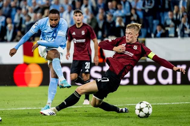 240821 Isaac Kiese Thelin of Malmö FF and Filip Panak of Sparta Prag during the UEFA Champions League football match between Malmö FF and Sparta Prag on August 21, 2024 in Malmö. Photo: Christoffer Borg Mattisson BILDBYRAN COP 261 CO0456 fotboll football soccer fotball champions league malmö ff sparta prag bbeng play-off Copyright: CHRISTOFFERxBORGxMATTISSON BB240821CB033