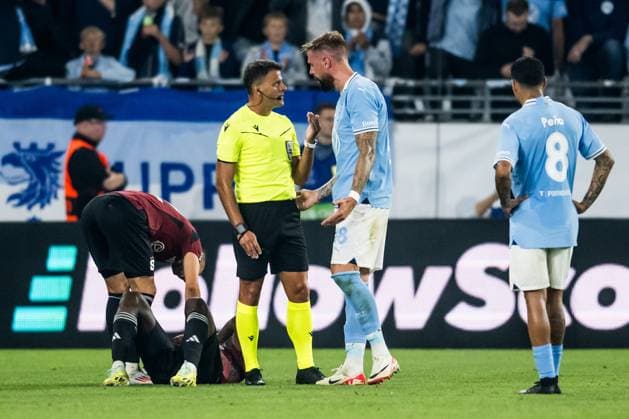 240821 Pontus Jansson of Malmö FF and referee Jesus Gil Manzano during the UEFA Champions League football match between Malmö FF and Sparta Prag on August 21, 2024 in Malmö. Photo: Christoffer Borg Mattisson BILDBYRAN COP 261 CO0456 fotboll football soccer fotball champions league malmö ff sparta prag bbeng play-off Copyright: CHRISTOFFERxBORGxMATTISSON BB240821CB035