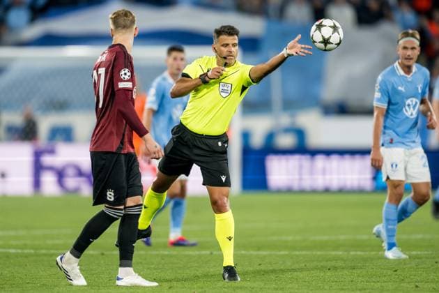 240821 Referee Jesus Gil Manzano during the UEFA Champions League football match between Malmö FF and Sparta Prag on August 21, 2024 in Malmö. Photo: Christoffer Borg Mattisson BILDBYRAN COP 261 CO0456 fotboll football soccer fotball champions league malmö ff sparta prag bbeng play-off Copyright: CHRISTOFFERxBORGxMATTISSON BB240821CB036