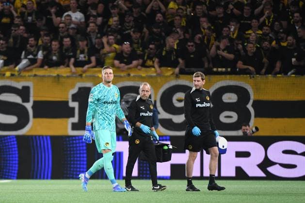 21.08.2024, Bern, Stadion Wankdorf, Uefa Champions League Play-off: BSC Young Boys - Galatasaray Istanbul, 26 David von Ballmoos (Young Boys) muss sich verletzt auswechseln lassen. Bern Stadion Wankdorf Bern Switzerland Copyright: xJustPictures.ch ManuelxWinterbergerx jp-de-MaWi-MWI_0278