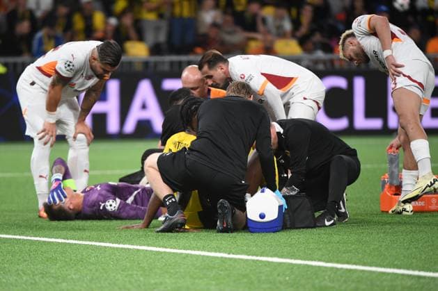 21.08.2024, Bern, Stadion Wankdorf, Uefa Champions League Play-off: BSC Young Boys - Galatasaray Istanbul, 1 Fernando Muslera (Galatasaray) bleibt nach einem Zweikampf verletzt liegen und muss ausgewechselt werden. Bern Stadion Wankdorf Bern Switzerland Copyright: xJustPictures.ch ManuelxWinterbergerx jp-de-MaWi-MWI_0337