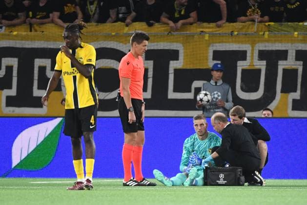 21.08.2024, Bern, Stadion Wankdorf, Uefa Champions League Play-off: BSC Young Boys - Galatasaray Istanbul, 26 David von Ballmoos (Young Boys) bleibt nach einem Zweikampf verletzt liegen und muss ausgewechselt werden. Bern Stadion Wankdorf Bern Switzerland Copyright: xJustPictures.ch ManuelxWinterbergerx jp-de-MaWi-MWI_0270