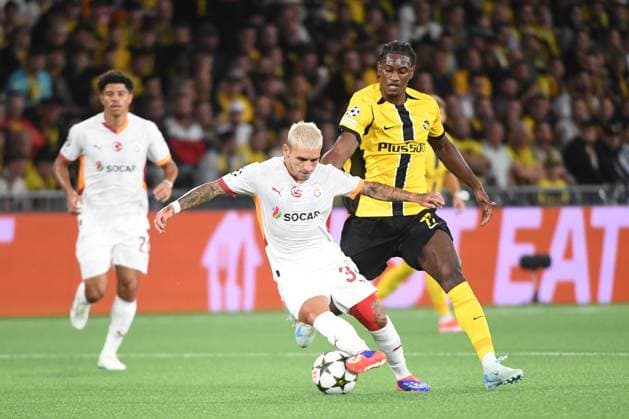 21.08.2024, Bern, Stadion Wankdorf, Uefa Champions League Play-off: BSC Young Boys - Galatasaray Istanbul, 34 Lucas Torreira (Galatasaray) gegen 77 Joel Monteiro (Young Boys). Bern Stadion Wankdorf Bern Switzerland Copyright: xJustPictures.ch ManuelxWinterbergerx jp-de-MaWi-MWI_0230