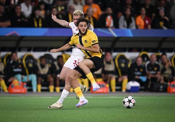FUSSBALL Champions League Qualifikation Saison 2024 2025 Hinspiel BSC Young Boys Bern - Galatasaray Istanbul 21.08.2024 Jaouen Hadjam (re, BSC Young Boys Bern) gegenn Baris Alper Yilmaz (li, BSC Young Boys Bern)