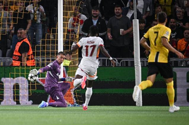 FUSSBALL Champions League Qualifikation Saison 2024 2025 Hinspiel BSC Young Boys Bern - Galatasaray Istanbul 21.08.2024 Torwart Fernando Muslera (Galatasaray Istanbul) kann den Ball zum Tor zum 1-0 BSC Young Boys Bern) nicht halten.