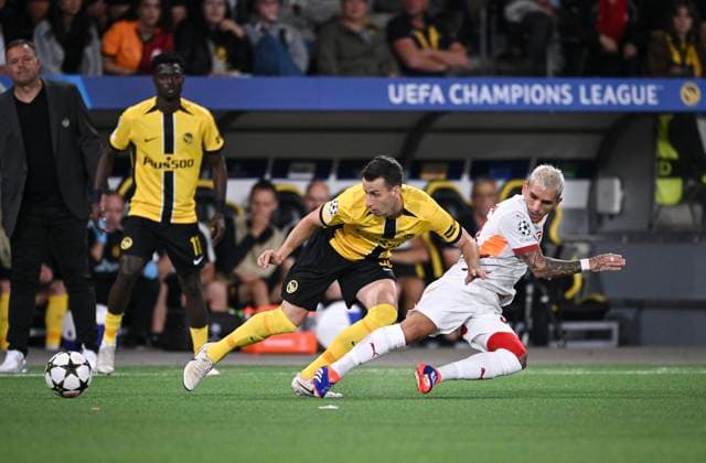 FUSSBALL Champions League Qualifikation Saison 2024 2025 Hinspiel BSC Young Boys Bern - Galatasaray Istanbul 21.08.2024 Sandro Lauper (li, BSC Young Boys Bern) gegenga Lucas Torreira (re, Galatasaray Istanbul)