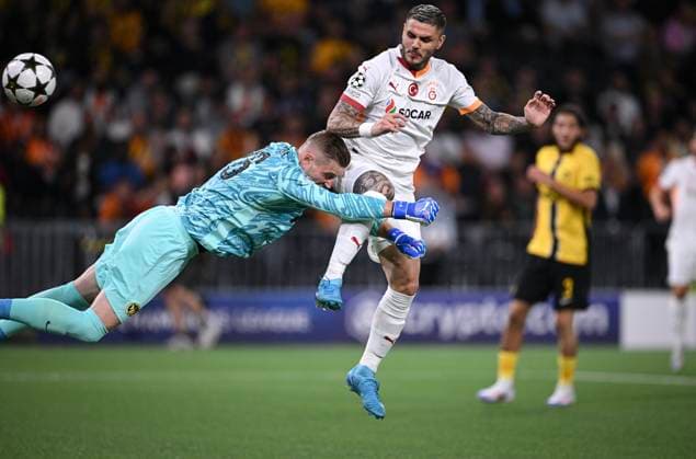 FUSSBALL Champions League Qualifikation Saison 2024 2025 Hinspiel BSC Young Boys Bern - Galatasaray Istanbul 21.08.2024 Mauro Icardi (re, Galatasaray Istanbul) prallt mit Torwart David von Ballmoos (li, BSC Young Boys Bern) zusammen