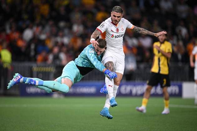 Sport Bilder des Tages FUSSBALL Champions League Qualifikation Saison 2024 2025 Hinspiel BSC Young Boys Bern - Galatasaray Istanbul 21.08.2024 Mauro Icardi (re, Galatasaray Istanbul) prallt mit Torwart David von Ballmoos (li, BSC Young Boys Bern) zusammen