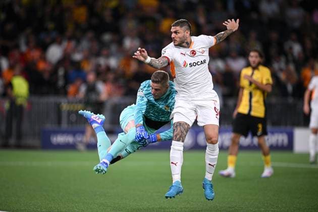 FUSSBALL Champions League Qualifikation Saison 2024 2025 Hinspiel BSC Young Boys Bern - Galatasaray Istanbul 21.08.2024 Mauro Icardi (re, Galatasaray Istanbul) prallt mit Torwart David von Ballmoos (li, BSC Young Boys Bern) zusammen