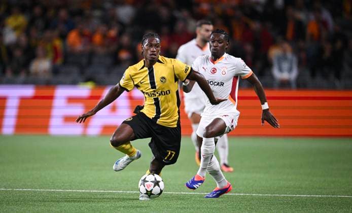 FUSSBALL Champions League Qualifikation Saison 2024 2025 Hinspiel BSC Young Boys Bern - Galatasaray Istanbul 21.08.2024 Joel Monteiro (li, BSC Young Boys Bern) gegenga Derrick Koehn (re, Galatasaray Istanbul)