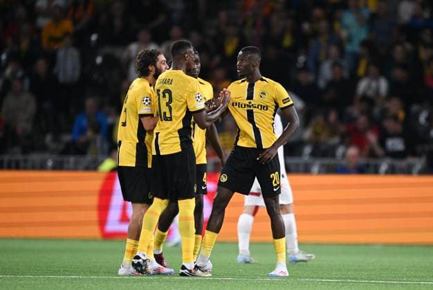 FUSSBALL Champions League Qualifikation Saison 2024 2025 Hinspiel BSC Young Boys Bern - Galatasaray Istanbul 21.08.2024 Zoff bei BSC Young Boys Bern; Cheikh Niasse (re) und Mohamed Ali Camara (Mitte, BSC Young Boys Bern) haben eine Meinungsverschiedenheit waehrend dem Spiel, beobachtet von Jaouen Hadjam (li, BSC Young Boys Bern)