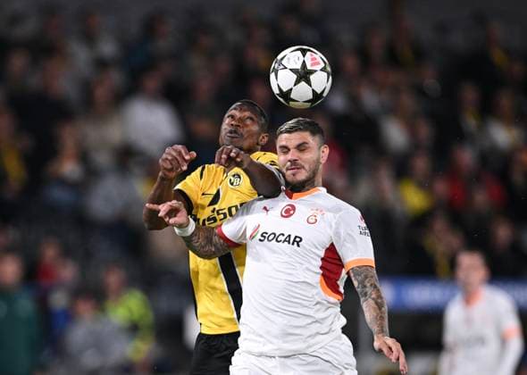 FUSSBALL Champions League Qualifikation Saison 2024 2025 Hinspiel BSC Young Boys Bern - Galatasaray Istanbul 21.08.2024 Mauro Icardi (re, Galatasaray Istanbul) gegen Mohamed Ali Camara (li, BSC Young Boys Bern)