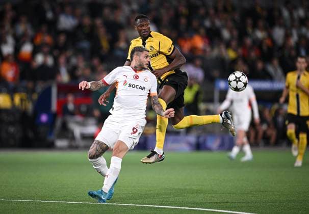 FUSSBALL Champions League Qualifikation Saison 2024 2025 Hinspiel BSC Young Boys Bern - Galatasaray Istanbul 21.08.2024 Mauro Icardi (li, Galatasaray Istanbul) gegen Mohamed Ali Camara (re, BSC Young Boys Bern)
