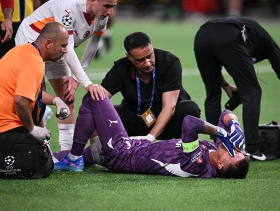 FUSSBALL Champions League Qualifikation Saison 2024 2025 Hinspiel BSC Young Boys Bern - Galatasaray Istanbul 21.08.2024 Torwart Fernando Muslera (Galatasaray Istanbul) verletzt am Boden